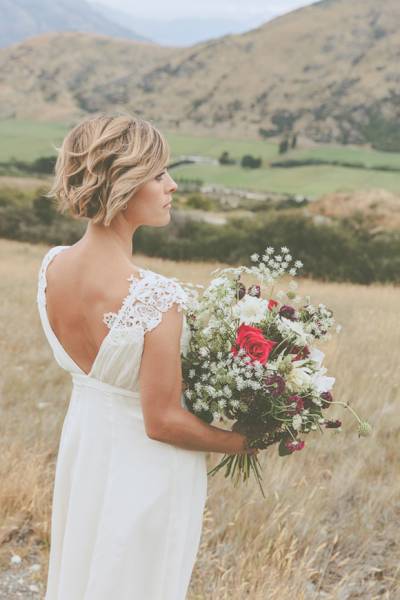 Natural New Zealand bride & gorgeous bouquet.