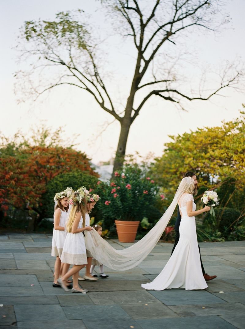 Flowergirls holding veil