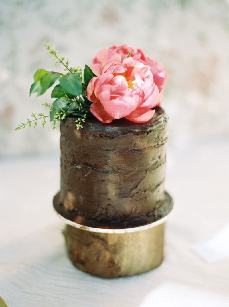 Cake with pink peony