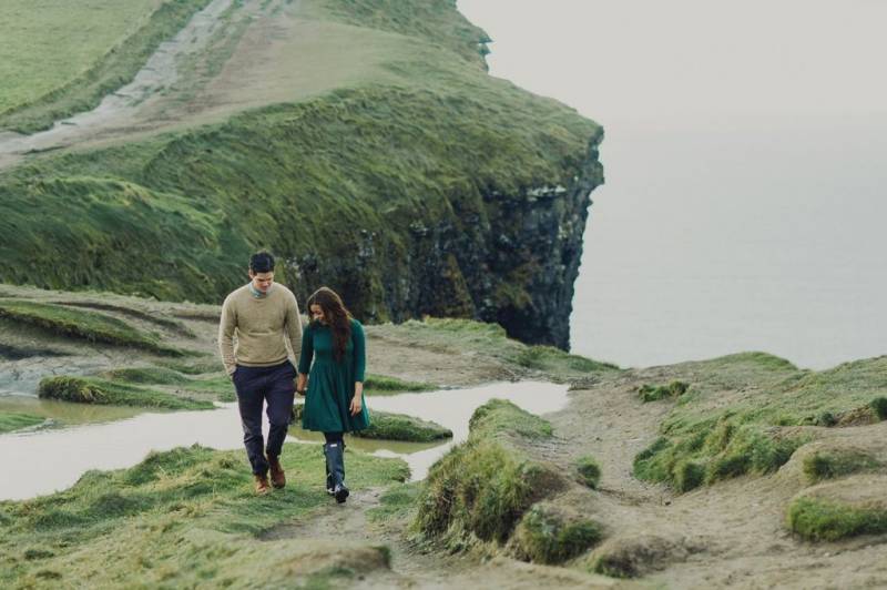 Couples shoot at Ireland’s Cliffs of Moher