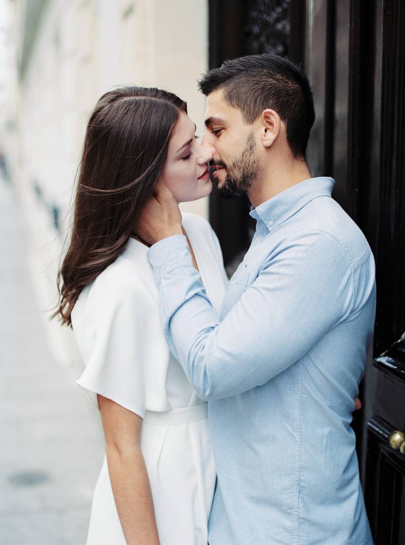 Romantic couples shoot in the streets of Paris