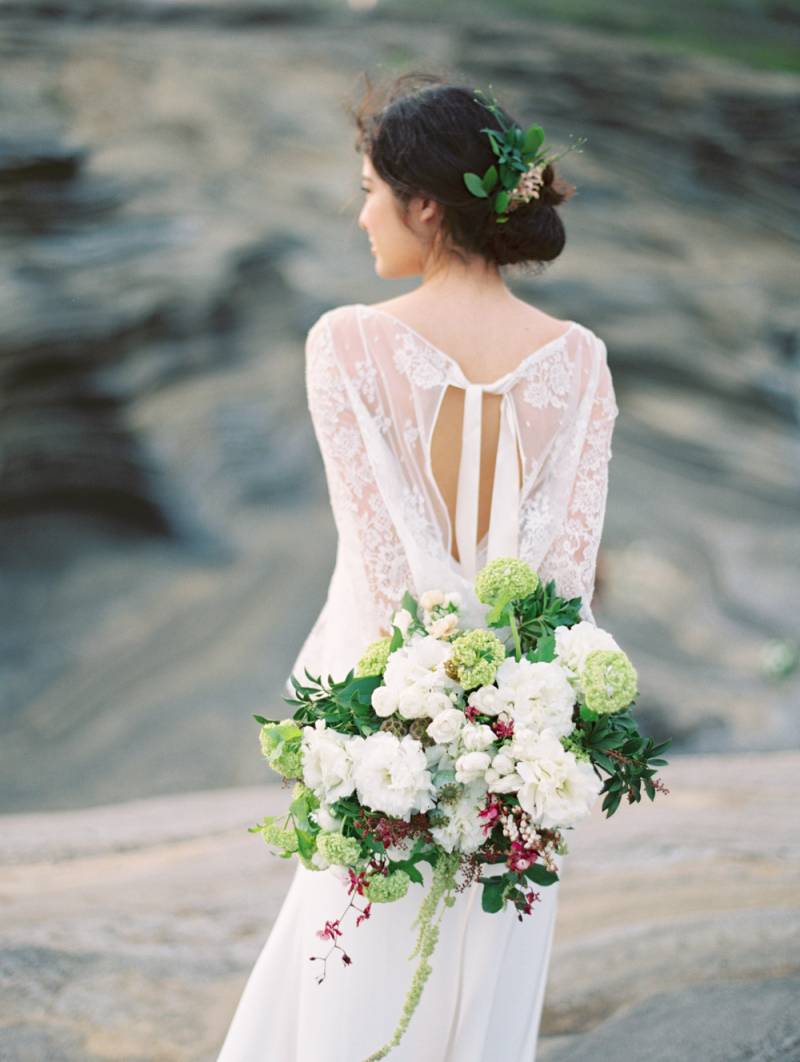 Organic & earthy bridal ideas on the cliffs of Oahu