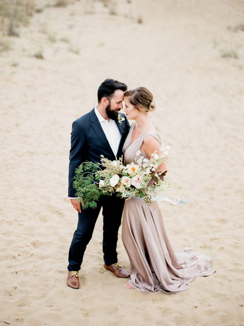 Modern & luminous wedding inspiration in the desert