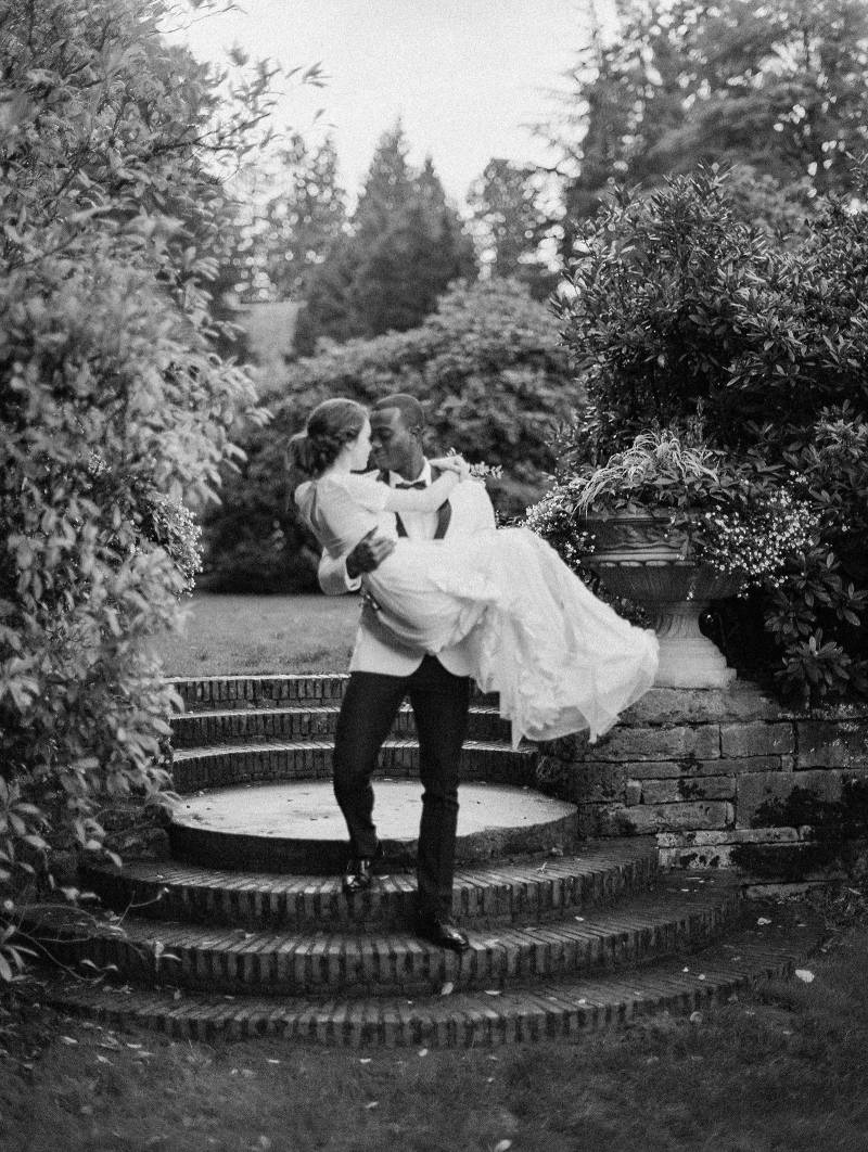 Wedding romance on the beautiful grounds of Lewis & Clark