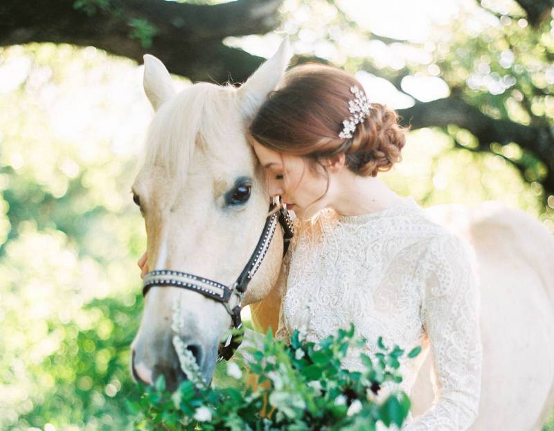 Romantic & elegant wedding inspiration with a horse!