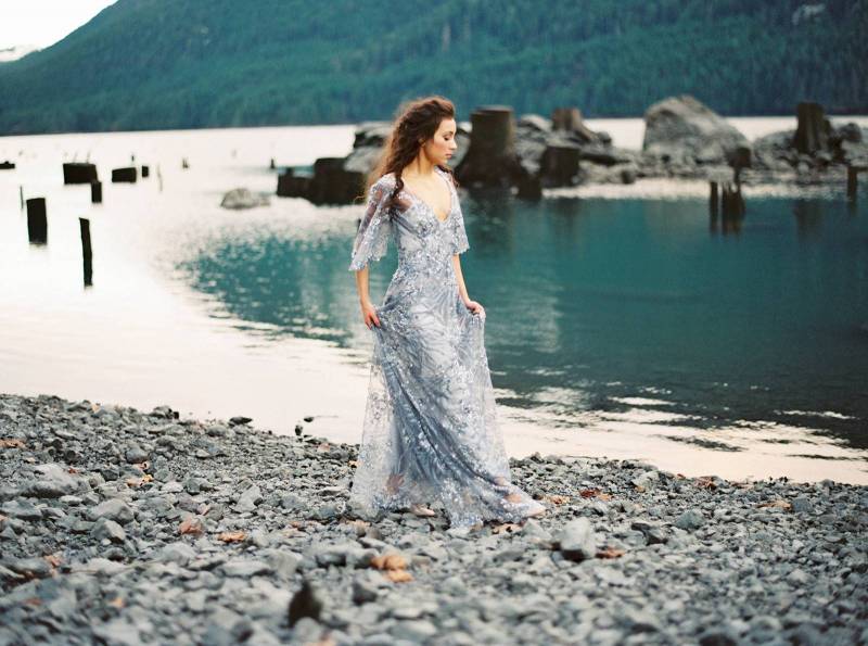 Graceful lakeside bridal shoot in Washington