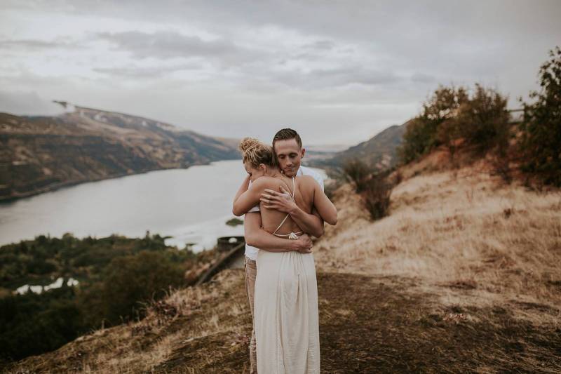 Rainy day engagement photos at Oregon’s Columbia Gorge