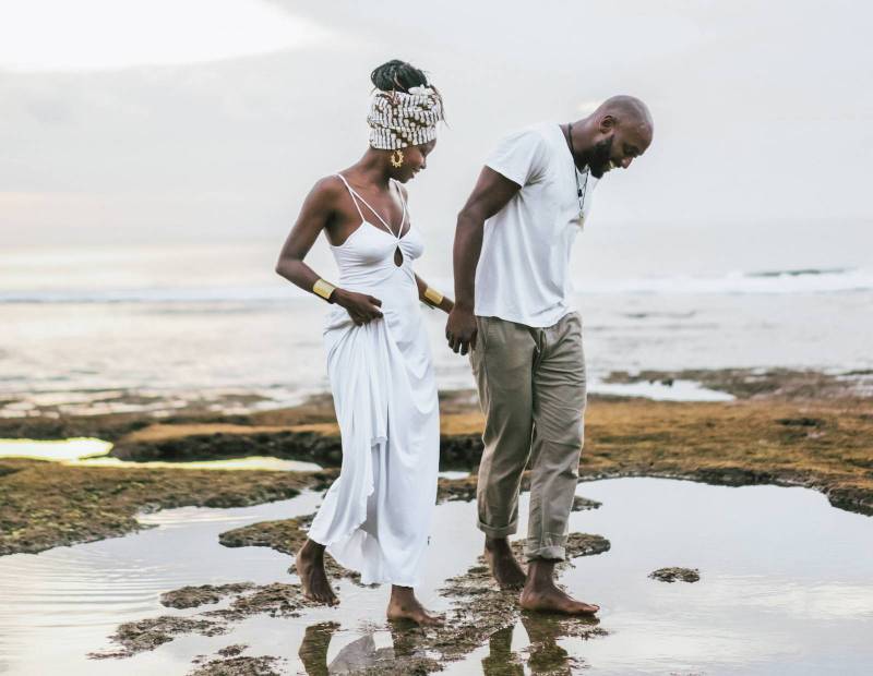 Fun & heart-warming couples shoot on the beaches of Bali