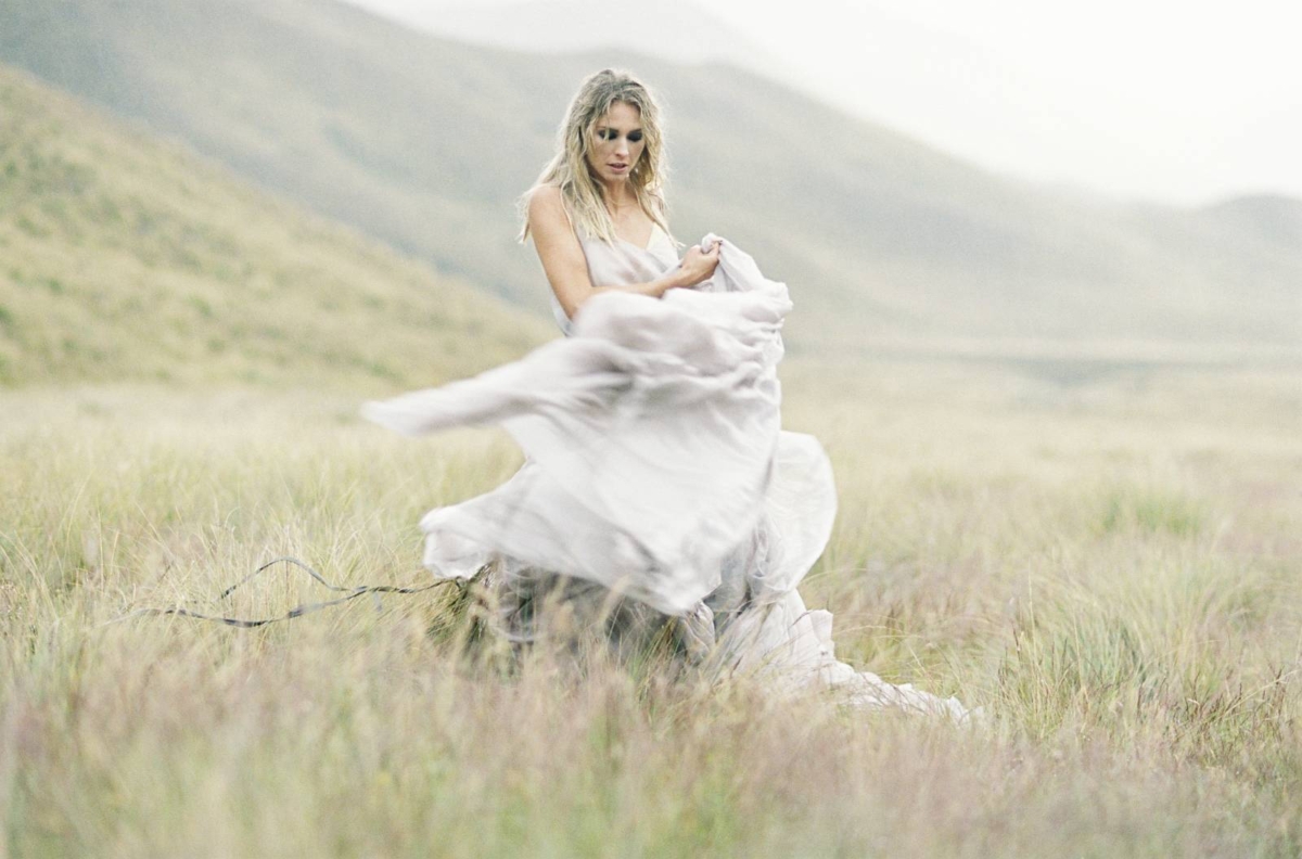 Wild & untamed bridal inspiration in a stormy New Zealand