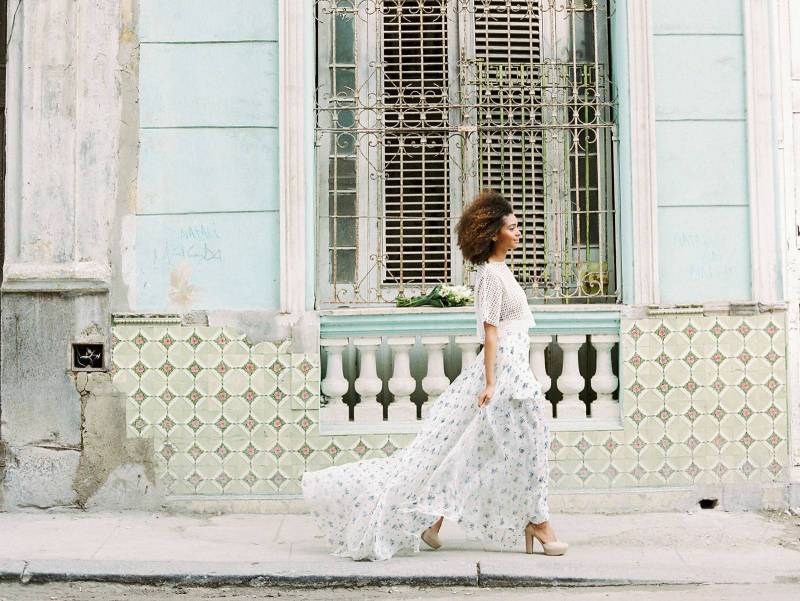 Vibrant bridal shoot on the streets of Havana