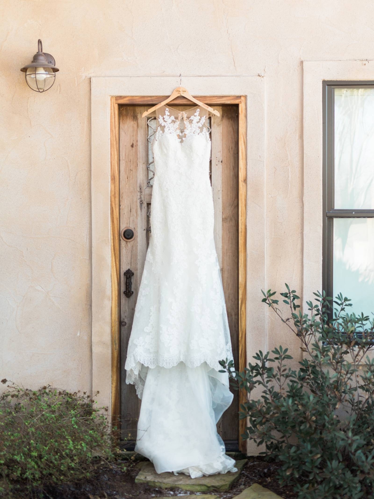 Cosy winter wedding in an open air chapel