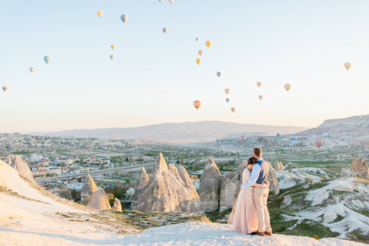 Stunning Elopement images in Cappadocia with hot air balloons