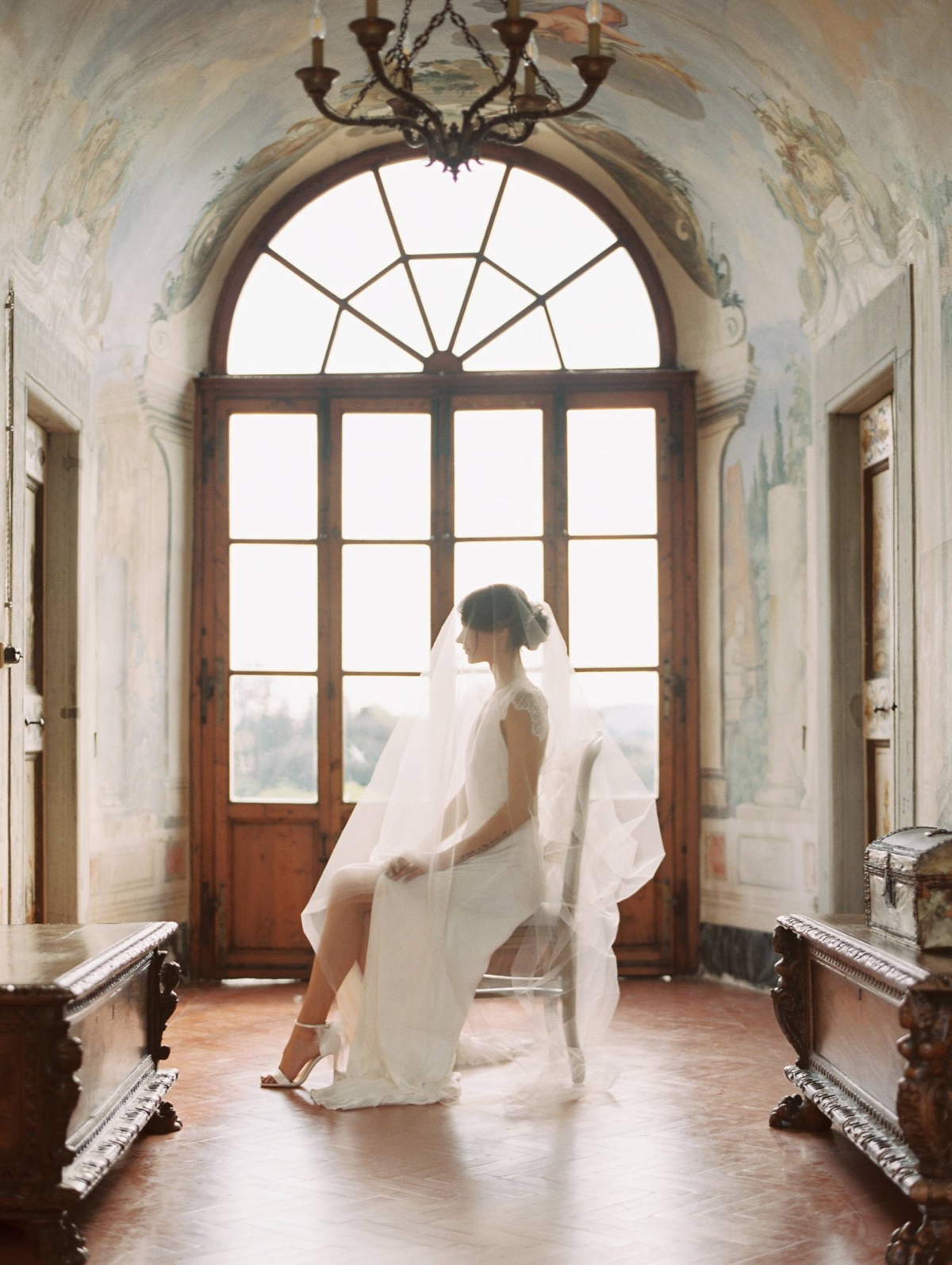 Tuscan elopement shoot in a historic villa