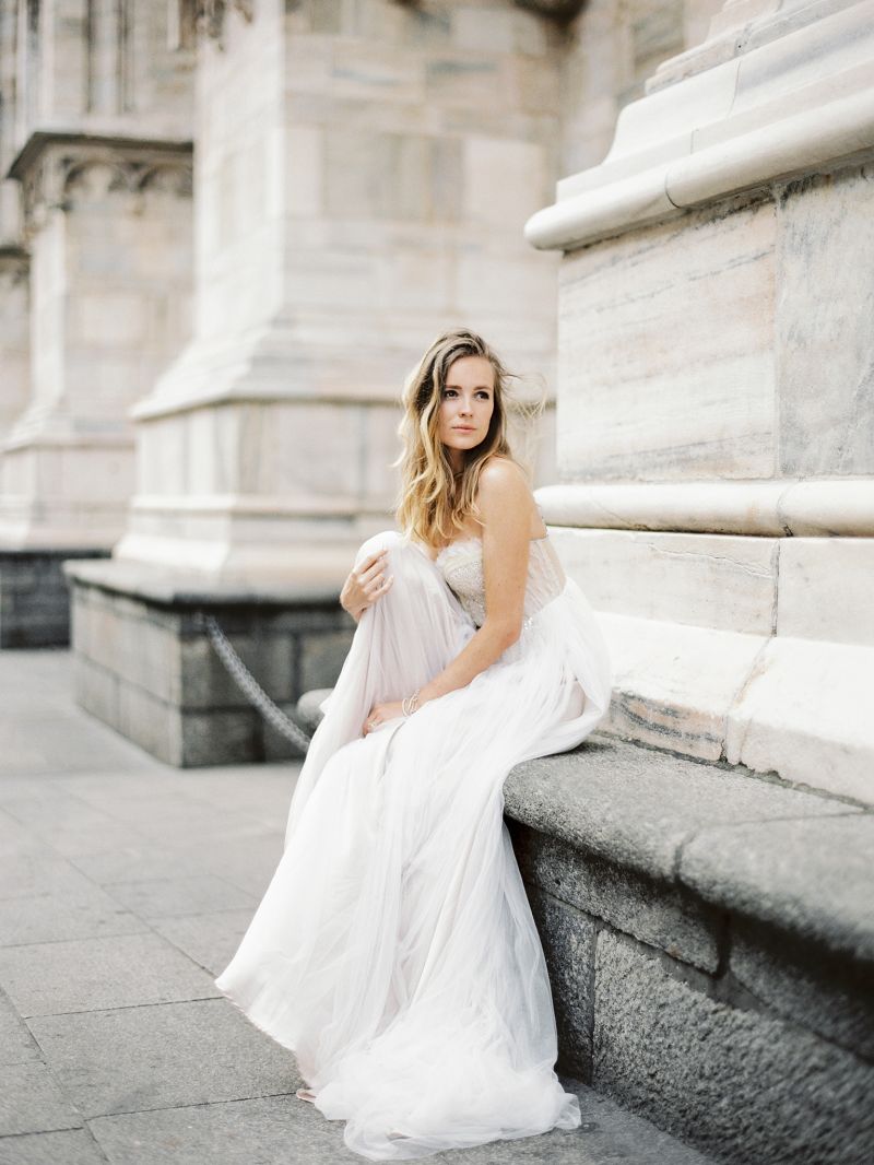 Elegant bridal shoot amidst the architecture of Milan