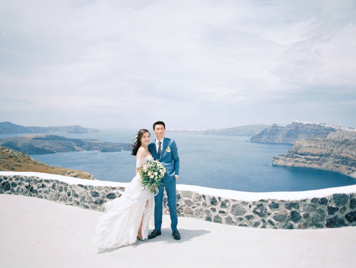 Stunning & intimate Santorini elopement