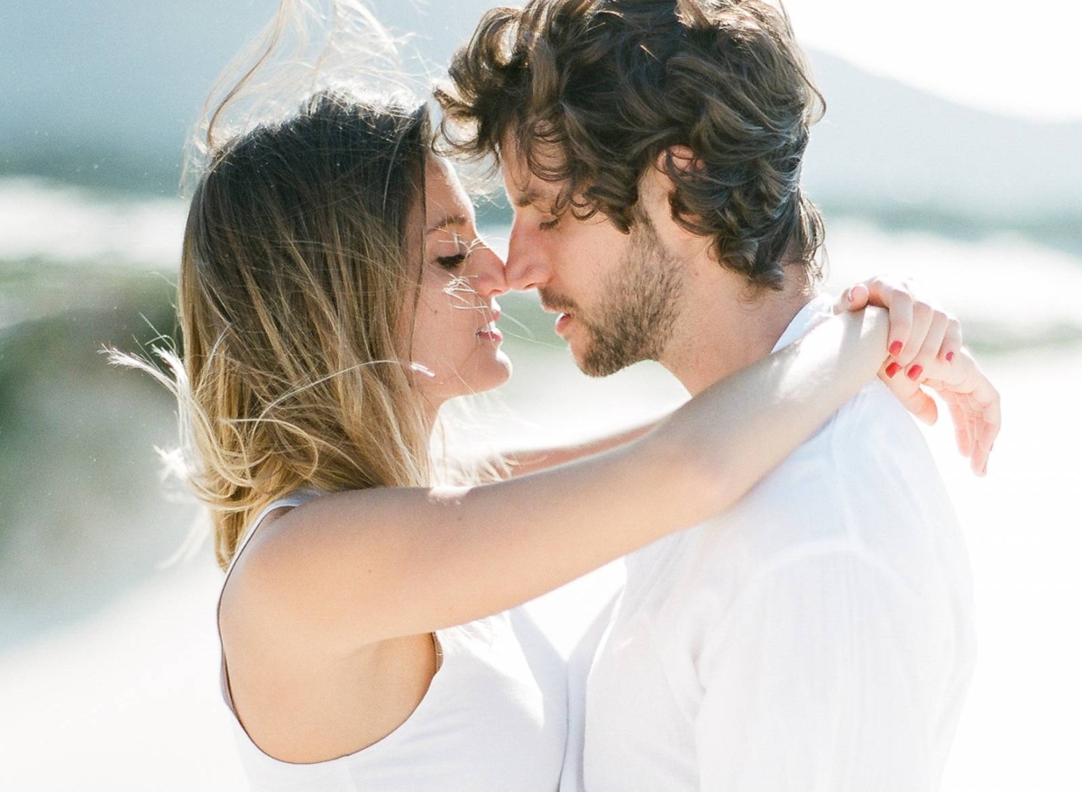 Engagement photos amongst sand dunes in Southern Brazil