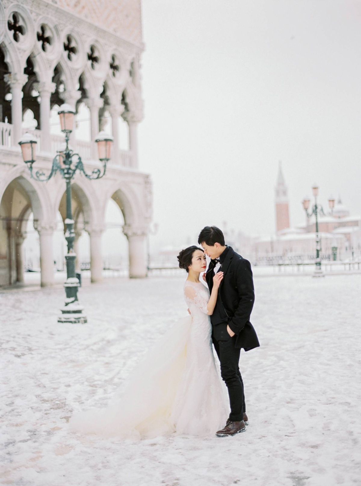 Romantic Venice pre-wedding shoot in the snow