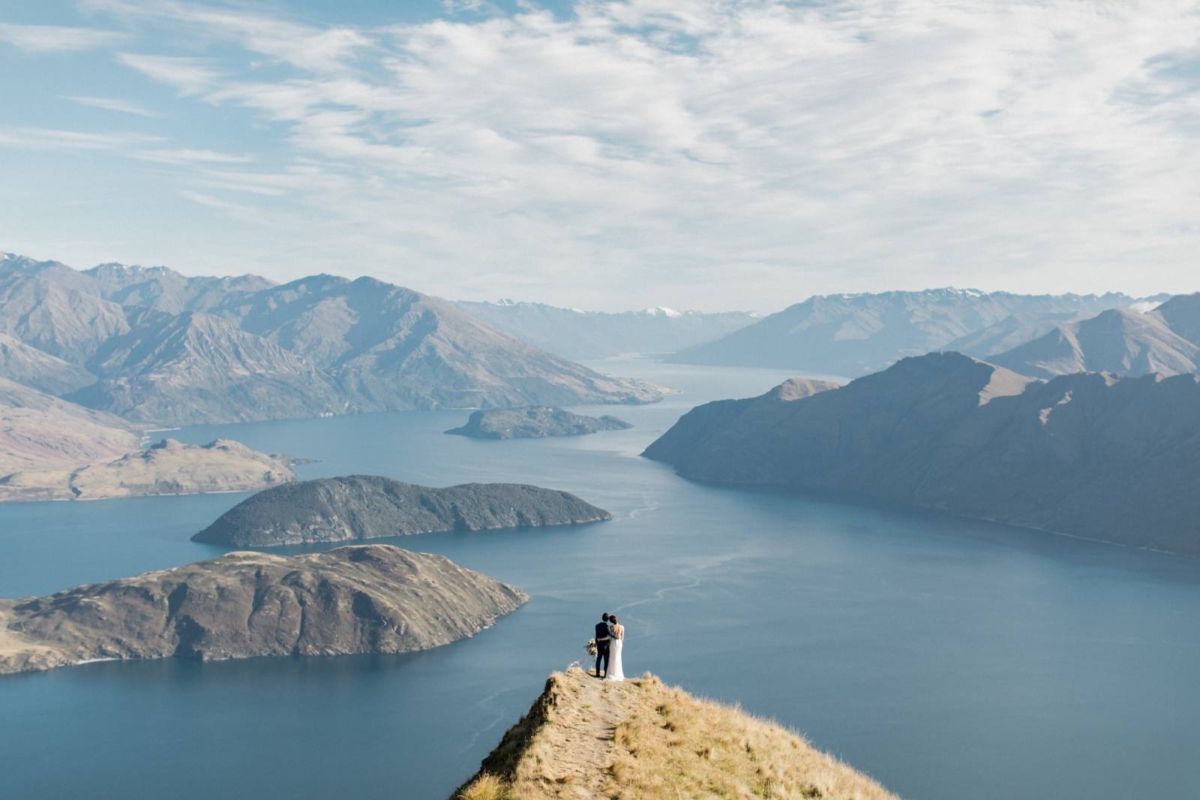 New Zealand engagement photos with spectacular scenery