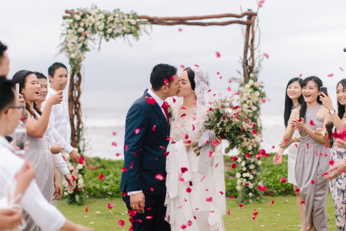 Small & intimate Bali Wedding on a rainy day