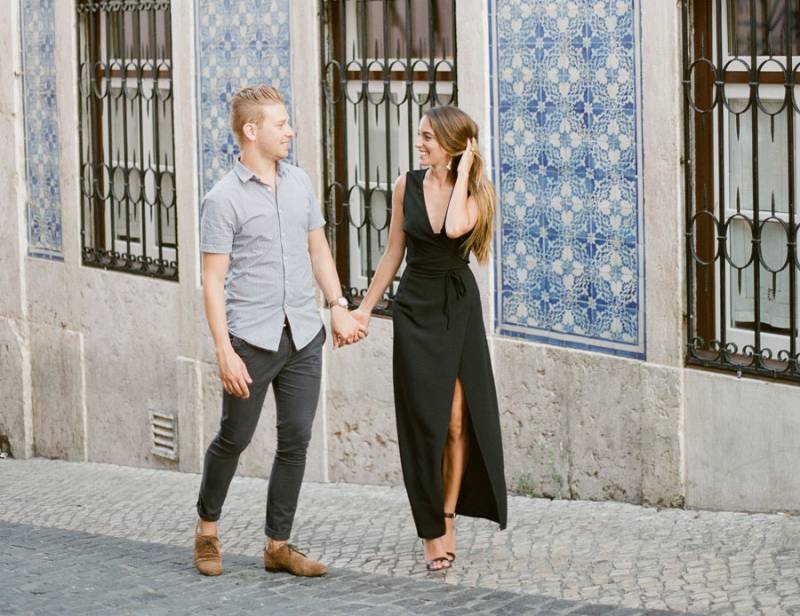 Anniversary photo session in the colourful streets Lisbon