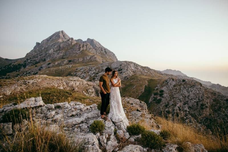 Relaxed bohemian couple shoot in Mallorca