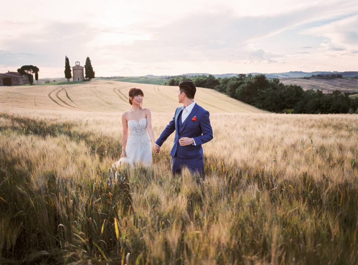 Romantic pre-wedding shoot in the heart of Tuscany