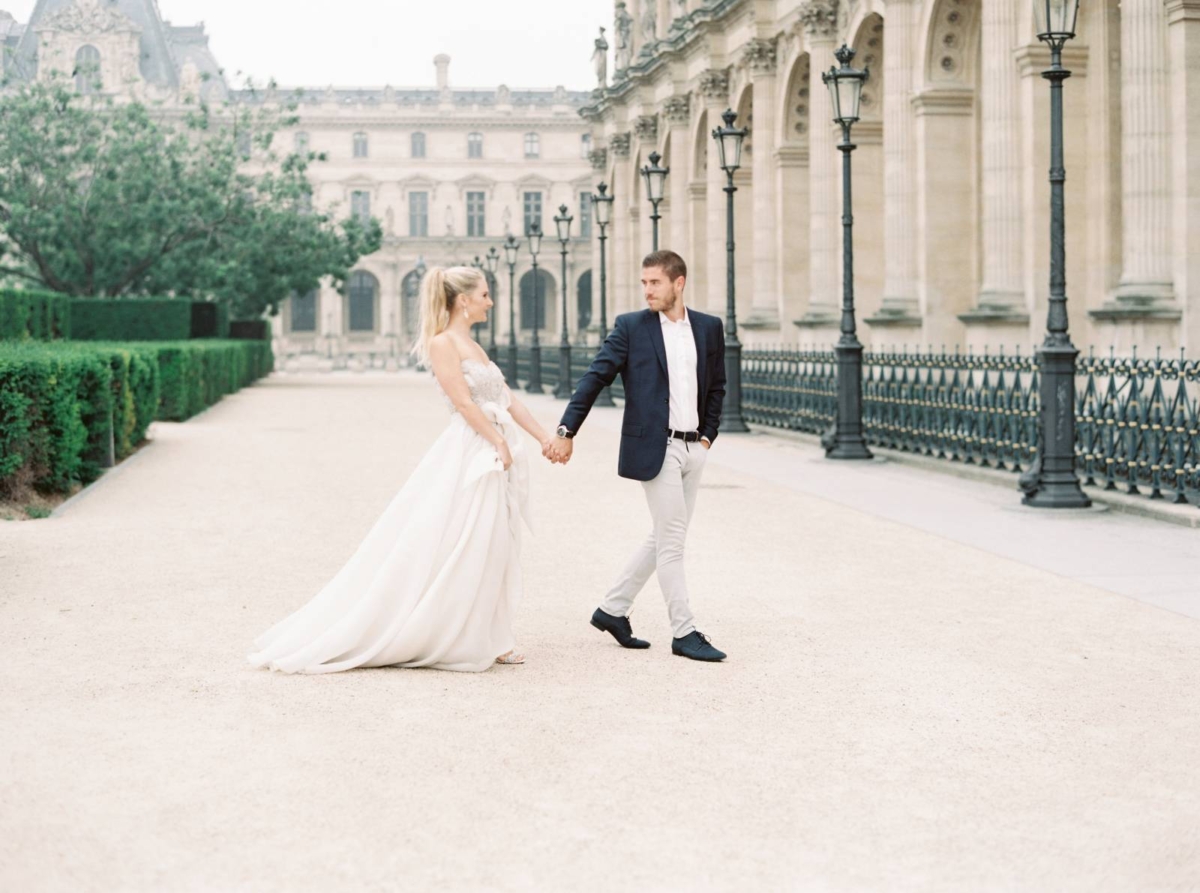 Chic & romantic anniversary shoot in the quiet of a Paris sunrise