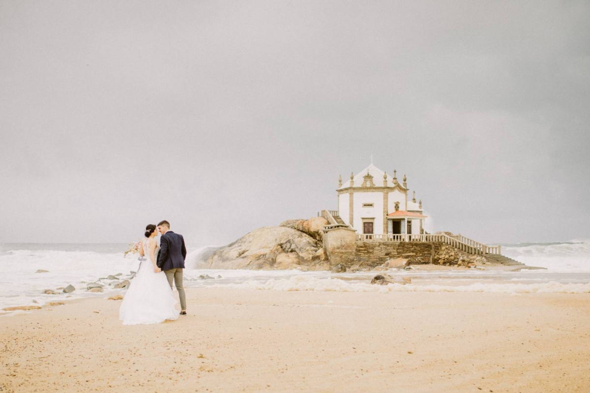 Rainy day wedding inspiration on the coast of Portugal