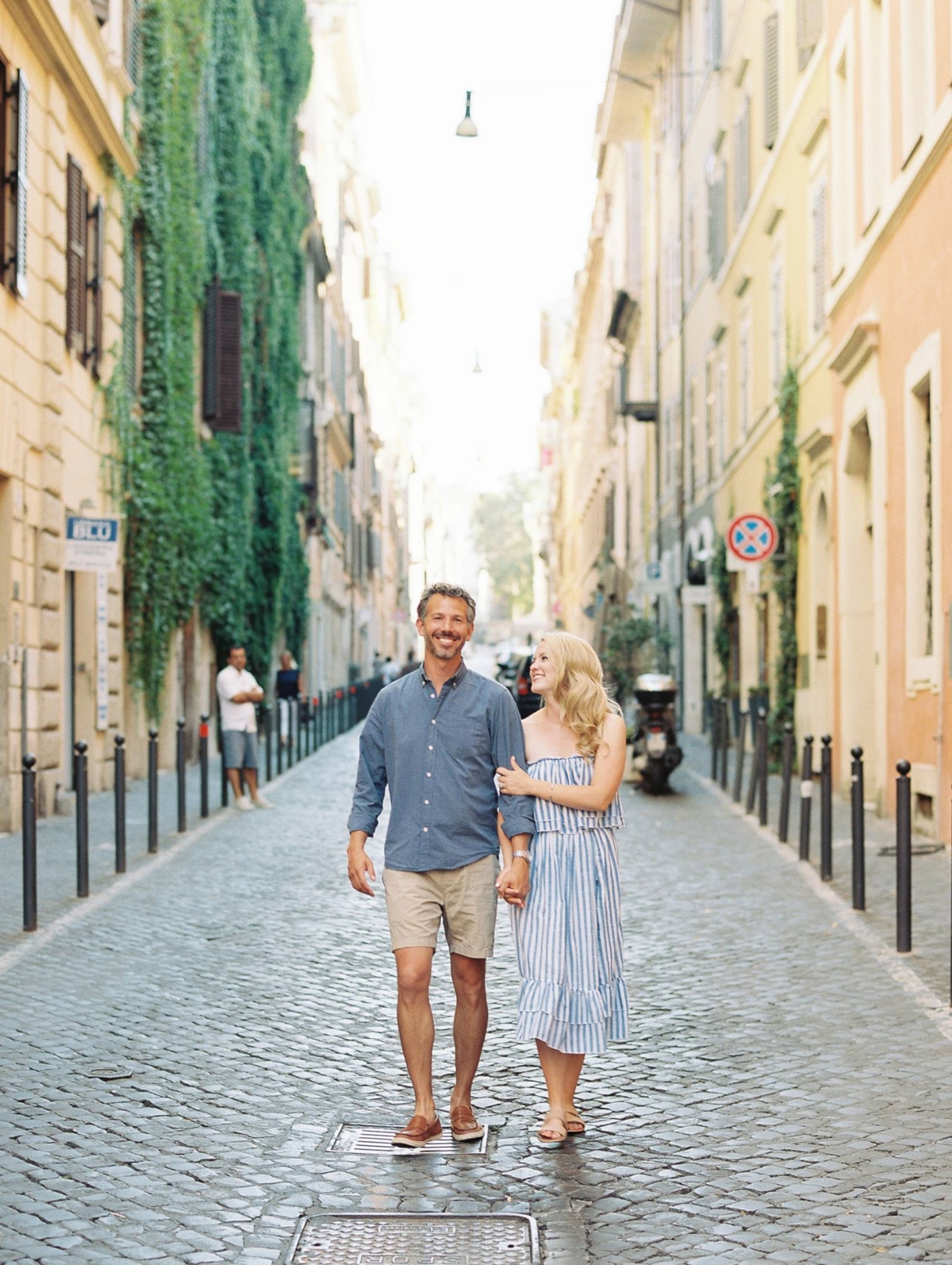 Anniversary photos amongst the streets of Rome