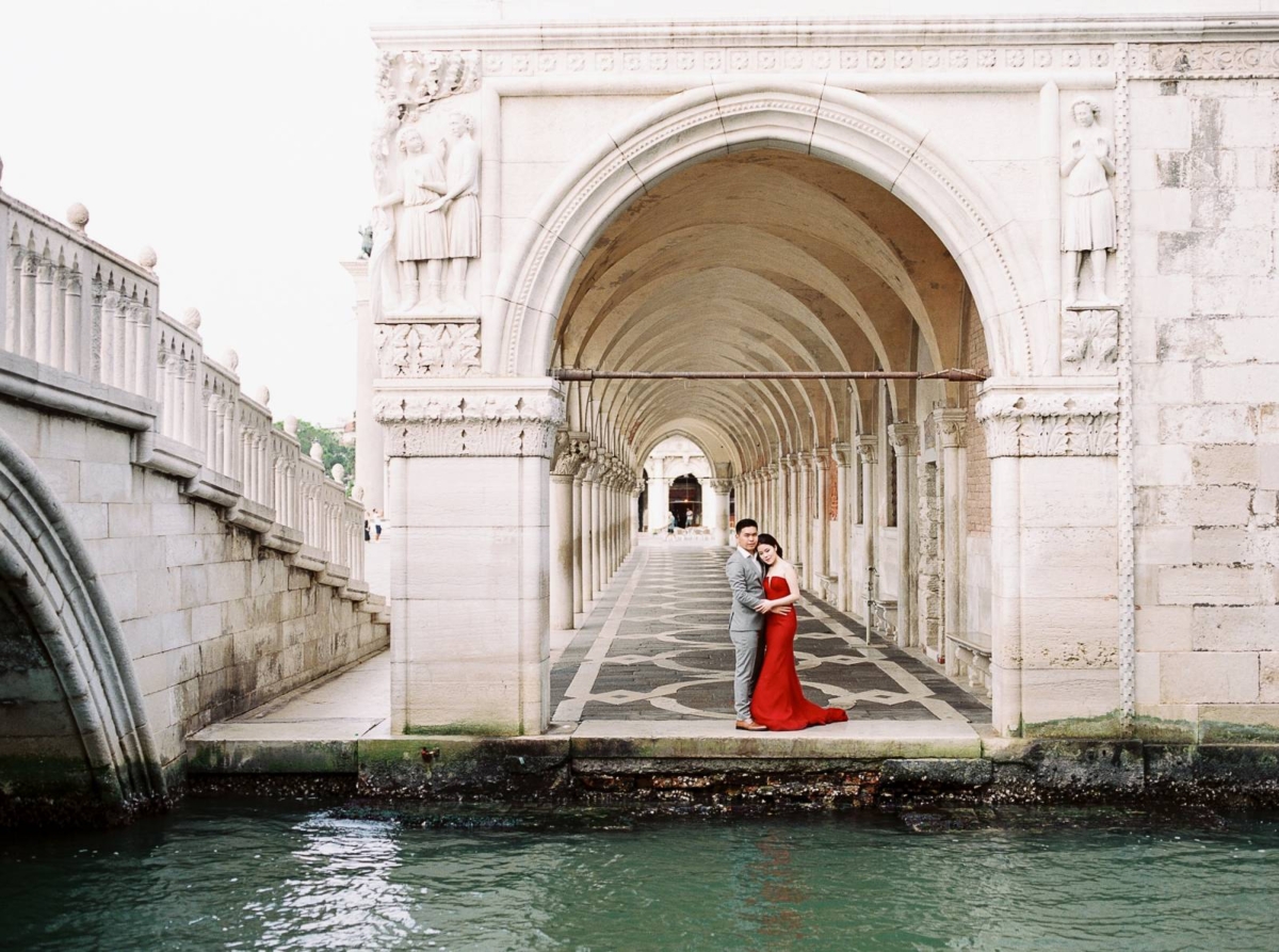 Glamourous destination engagement shoot in Venice