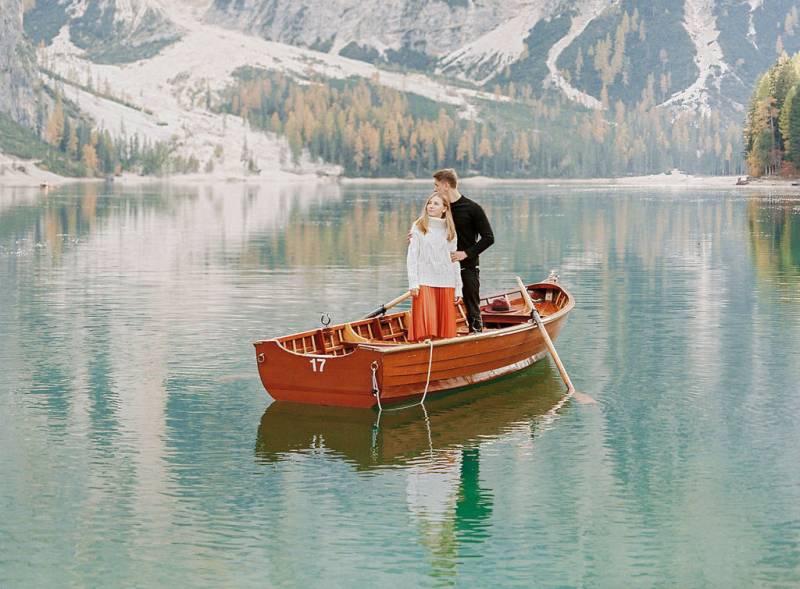 Sweet honeymoon photos on Lake Braies in Northern Italy