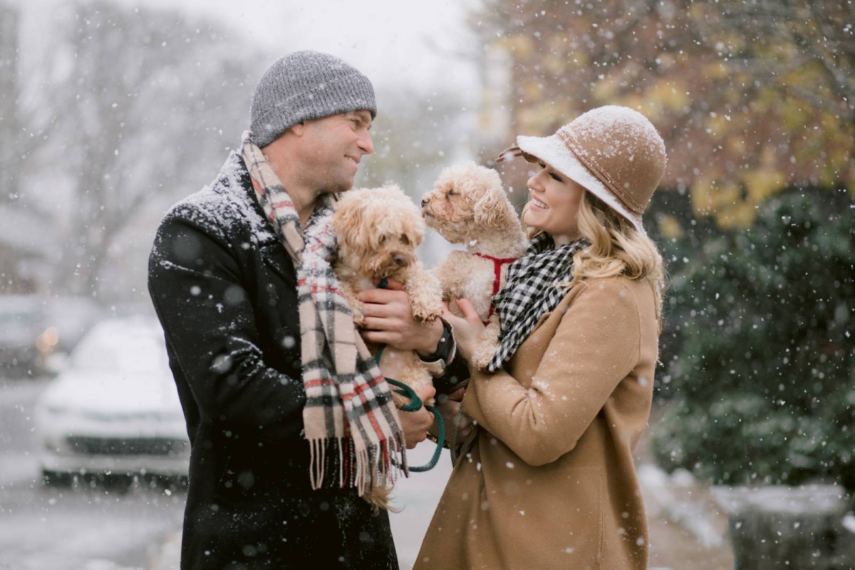 Cosy winter engagement photos with pups in the snow