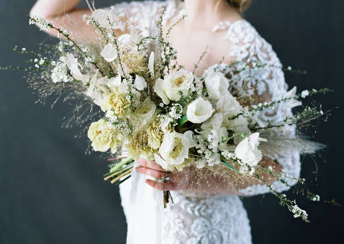 Winter wedding inspiration in white and earthy tones