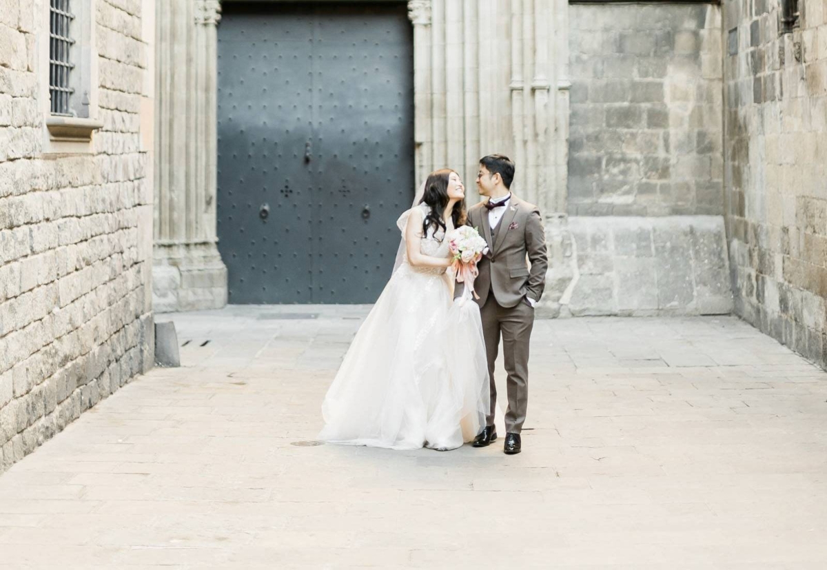 Engagement shoot in the romantic streets of Barcelona