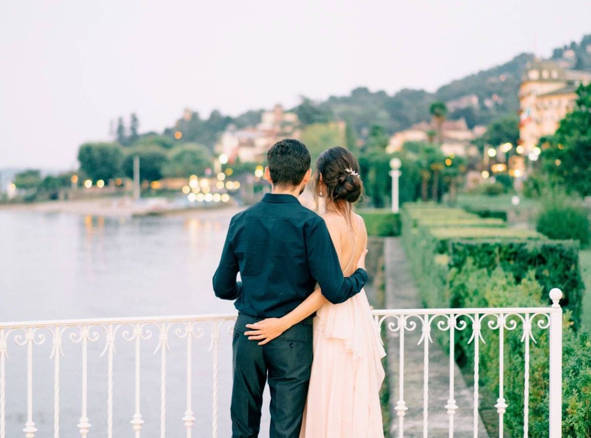 Couples shoot on the shores of Lake Maggiore