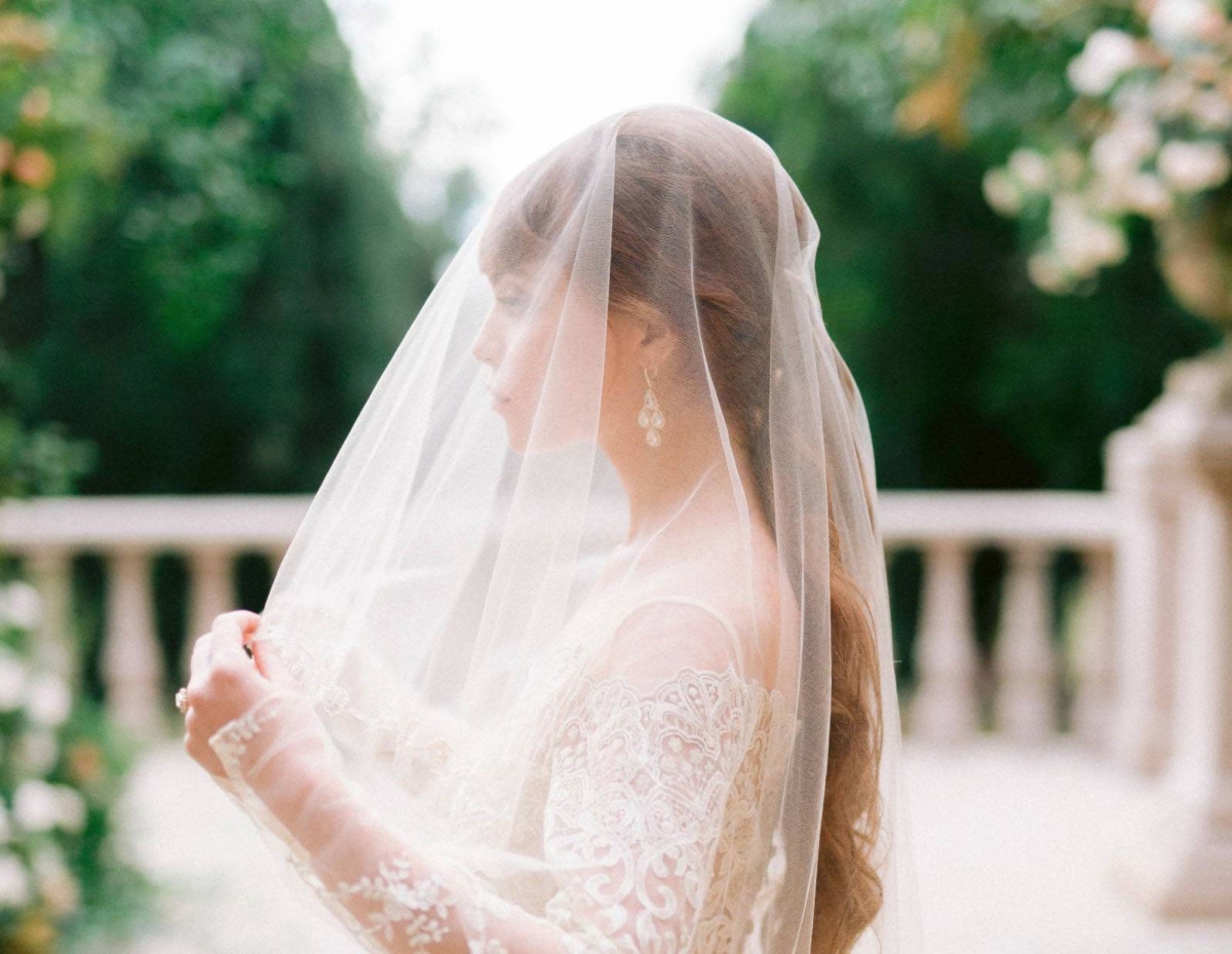 A blend of masculine & feminine details in this ‘Charcoal & Crystal’ wedding inspiration