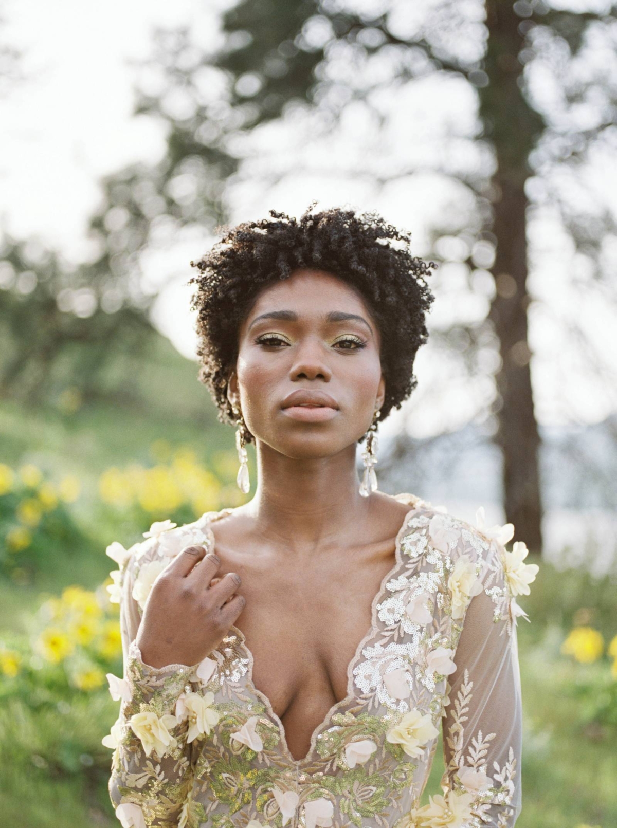 Wild flowers, golden light & an exquisite bridal gown in this Oregon spring wedding inspiration