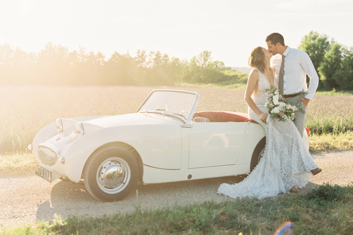 A delightful elopement inspiration shoot amidst the lavender fields of the South of France