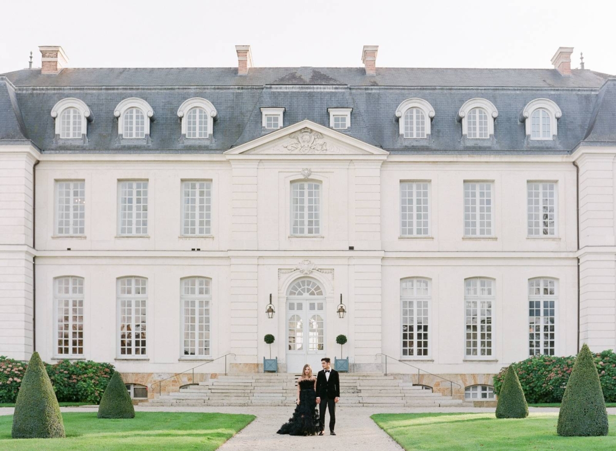 Chic & modern Château wedding Inspiration with a Black Gown