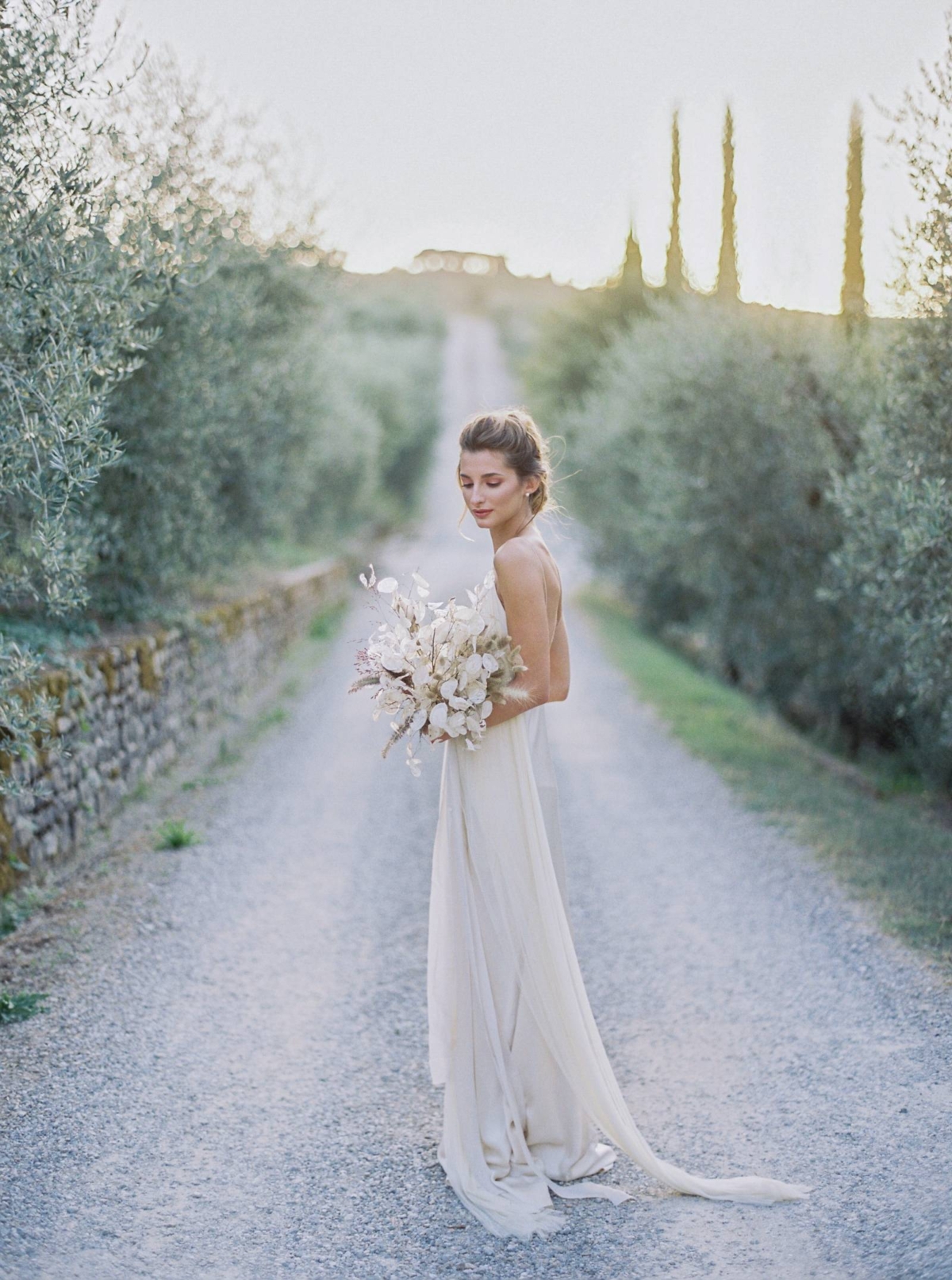 An elegant & effortlessly minimal bridal shoot in Tuscany