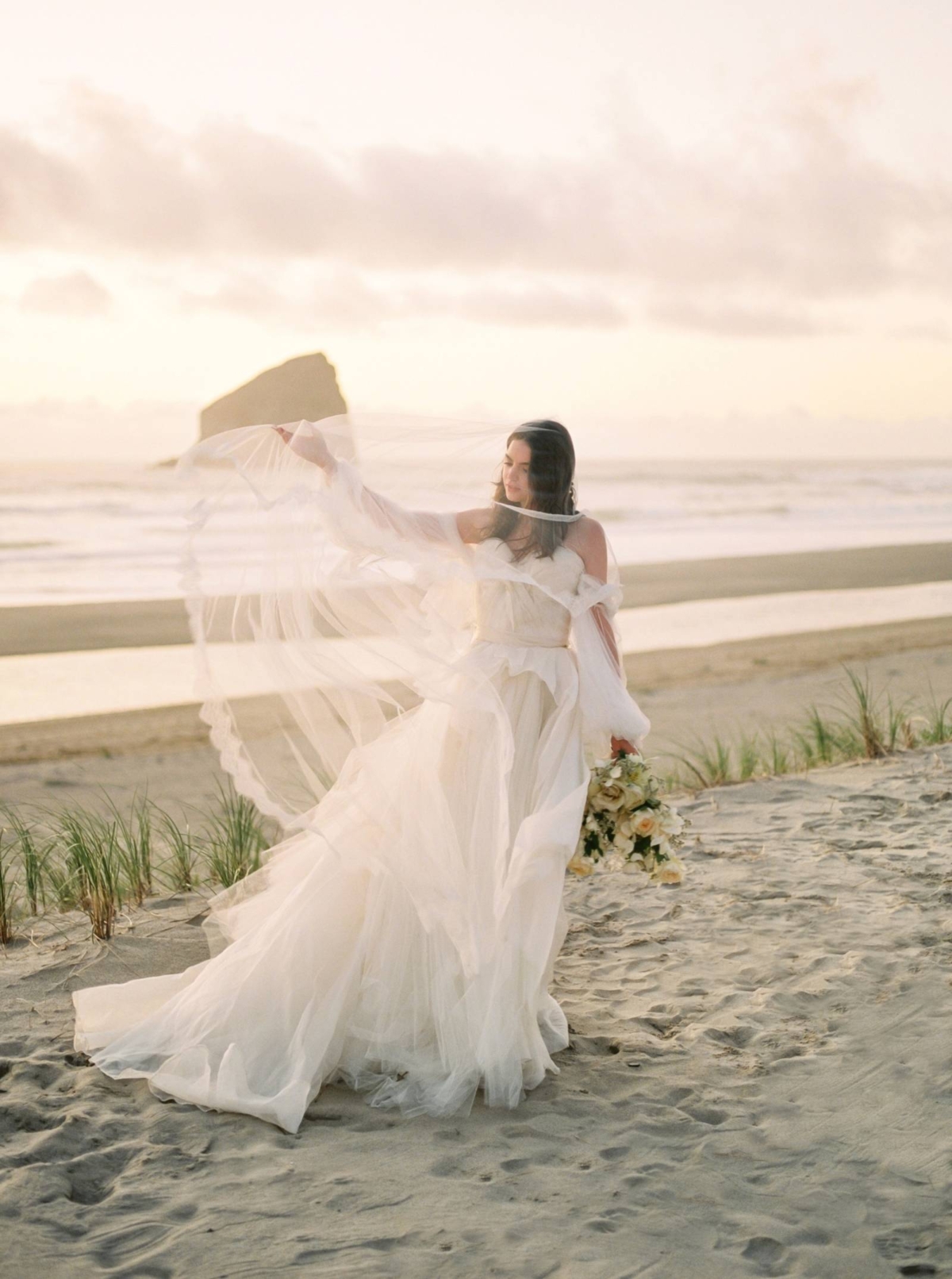 Organic, elegant coastal wedding inspiration showcasing the Oregon shore