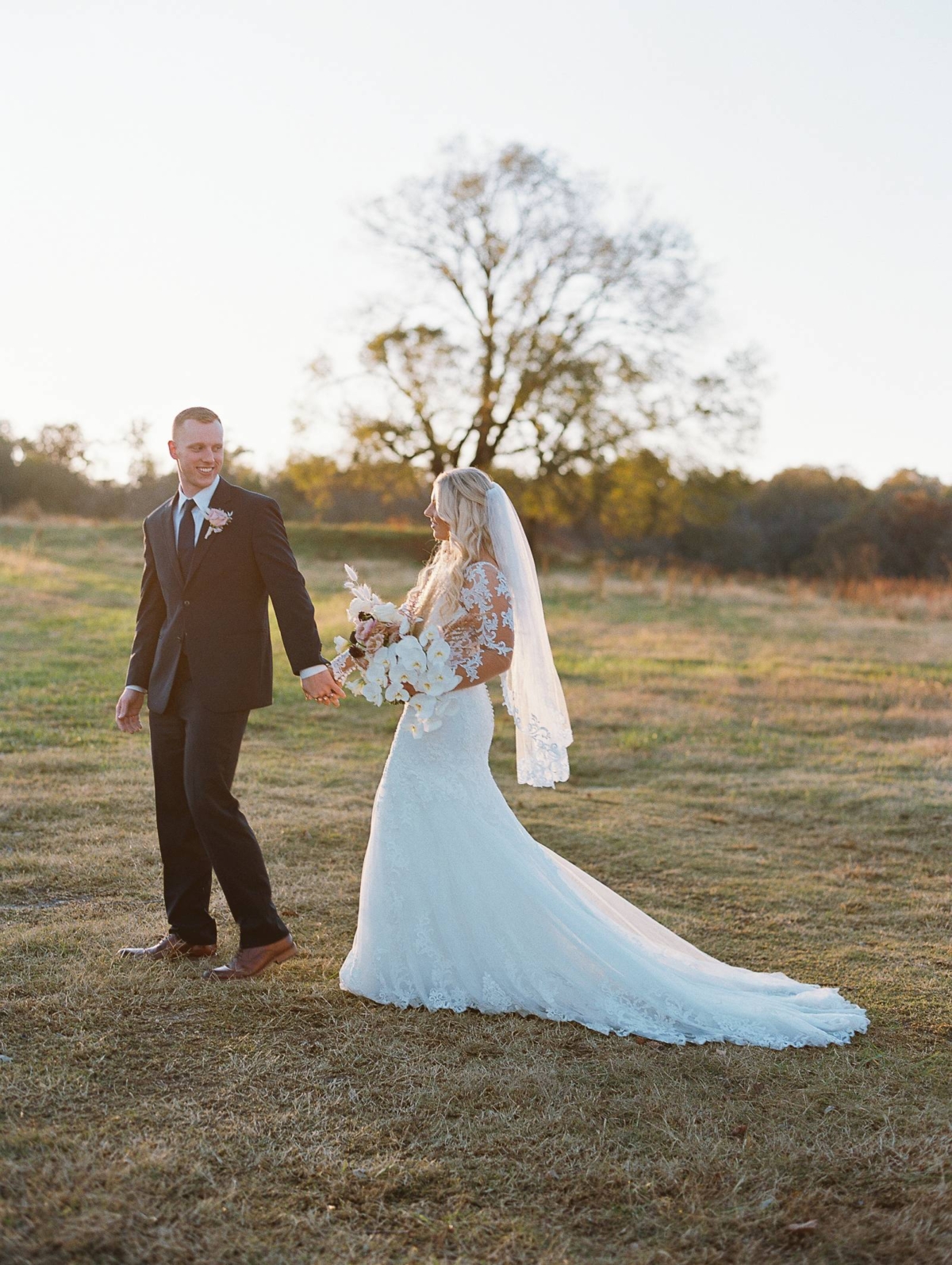 A warm & cosy Arkansas fall wedding