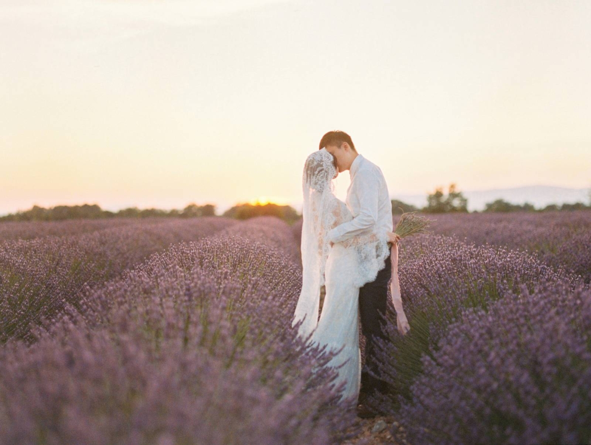 A stunning pre-wedding session taking in the beautiful sights of Paris & Provence