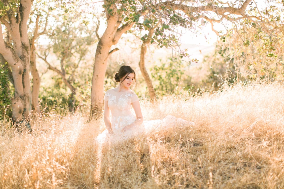 You’ll feel like you’ve stepped into a Jane Austen novel in this golden bridal inspiration