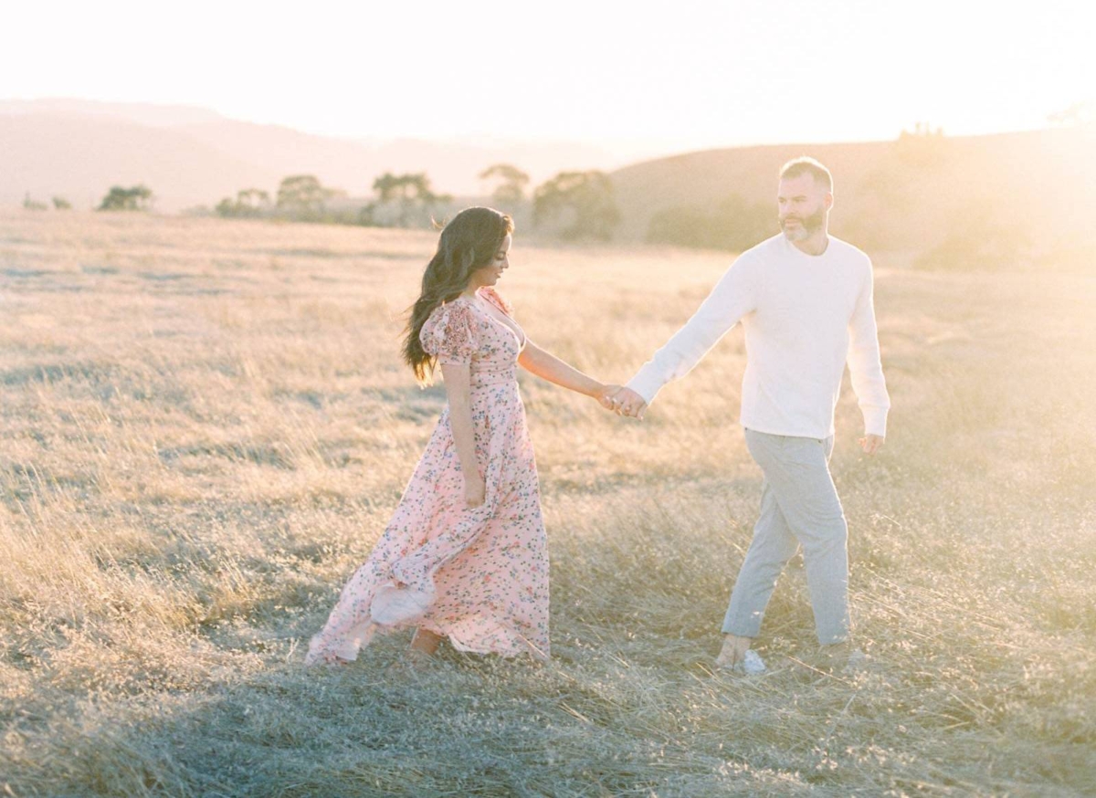 A stunning sun-kissed engagement session at Kestrel Park