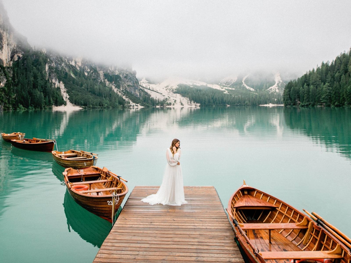 A breathtaking elopement shoot at Lake Braies in the Dolomites