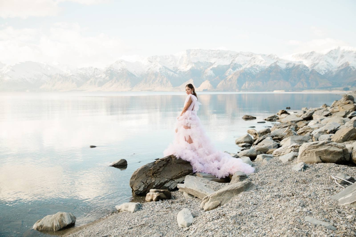 The most spectacular backdrop for a pre-wedding Shoot at Lake Wanaka in New Zealand