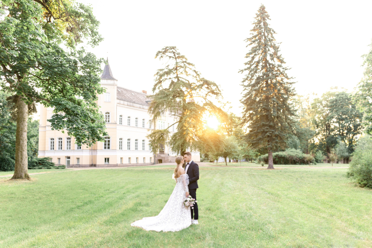 A Romantic Flower Inspired Styled Shooting at Kröchlendorff Castle in Germany