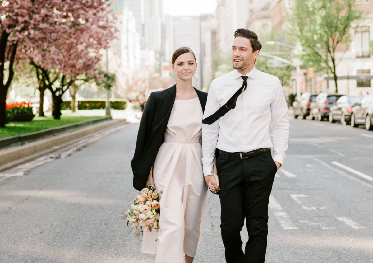 Spring time elopement with a romantic picnic in Central Park