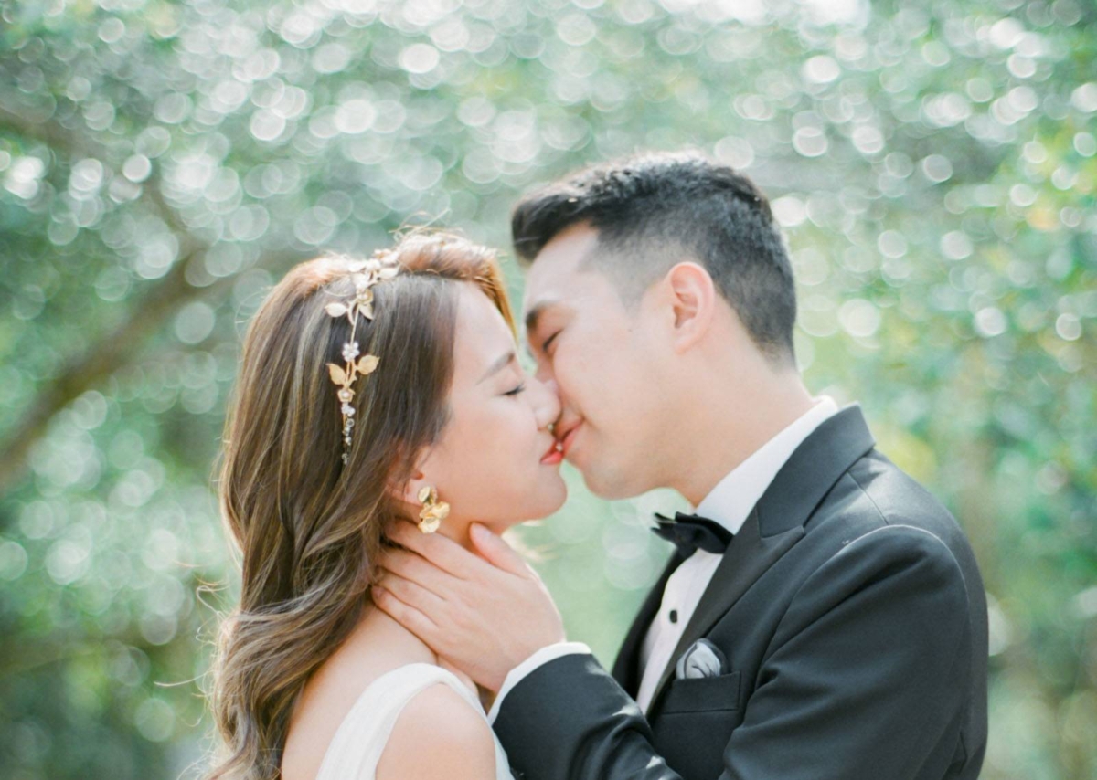 An elegant and romantic engagement shoot in Hong Kong